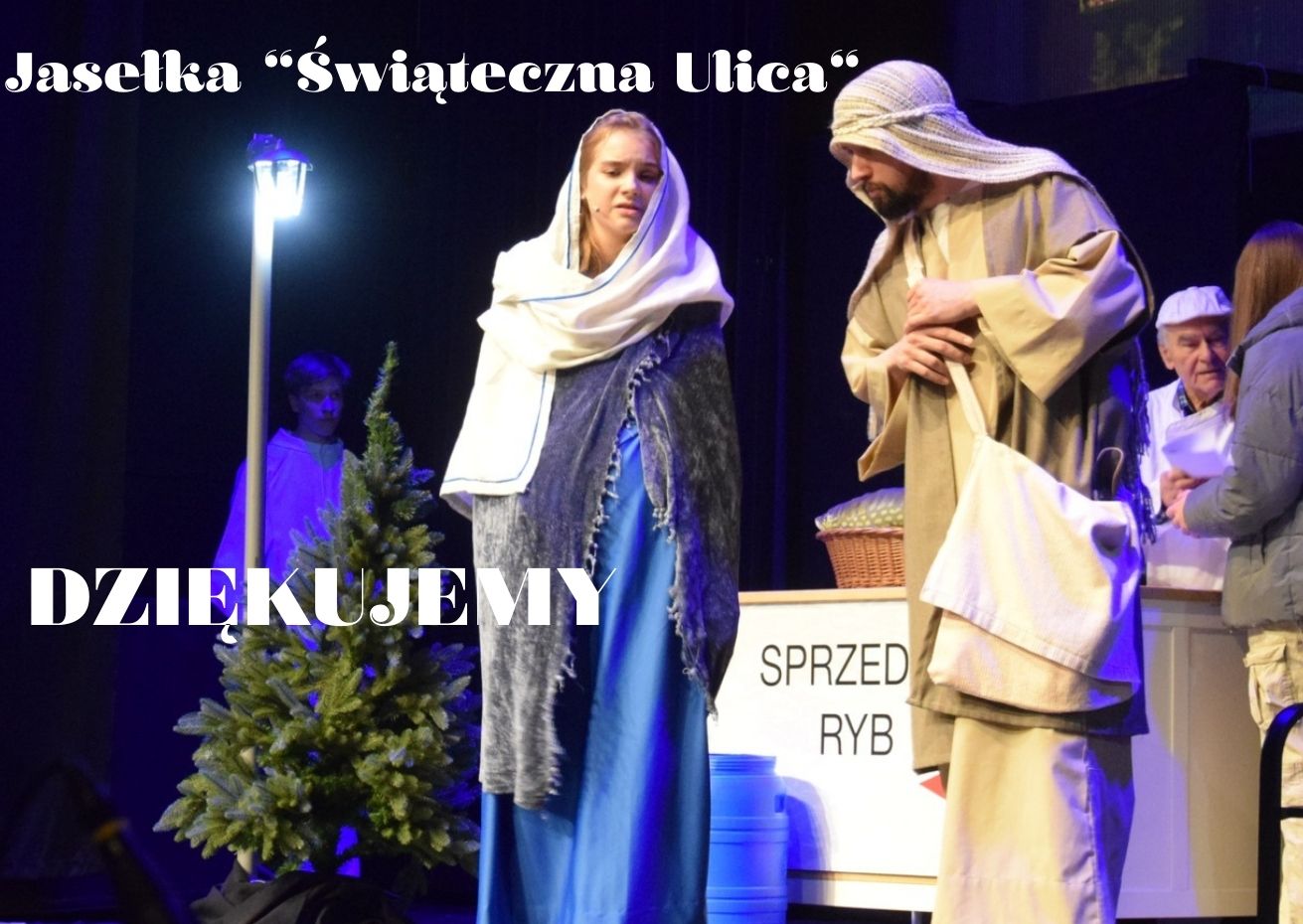 scena teatralna Maryja i Józef w tle choinka i lada sprzedawcy