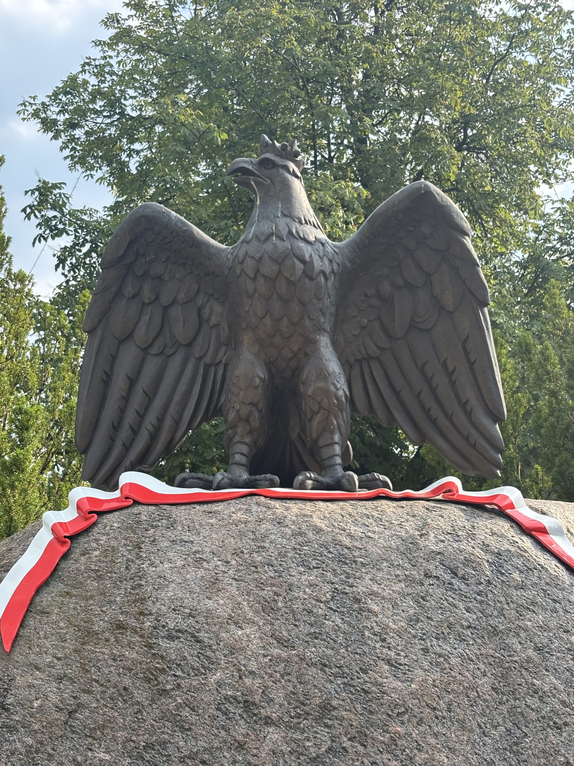 orzeł polska flaga pomnik