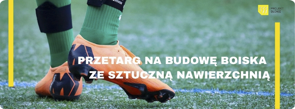 boisko, trawa, nogi w butach korkach, skarpety