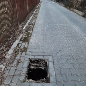 ZŁODZIEJE w Błoniu kradną dekle ze studzienek. UWAŻAJCIE!