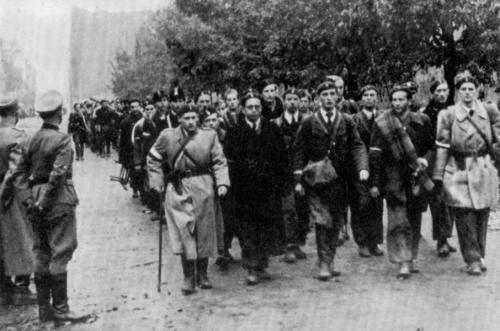 Powstańcy warszawscy maszerujący do niewoli  5 październik 1944