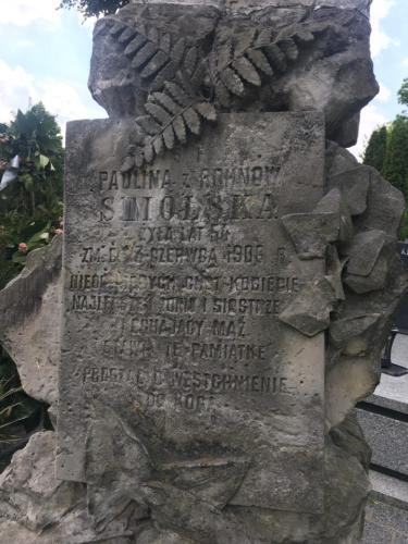 Zabytkowe nagrobki błońskiego cmentarza Parafii Św. Trójcy
