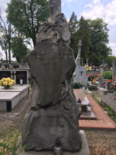 Zabytkowe nagrobki błońskiego cmentarza Parafii Św. Trójcy