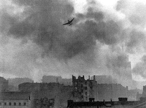 Stukas bombardujący Stare Miasto w sierpniu 1944