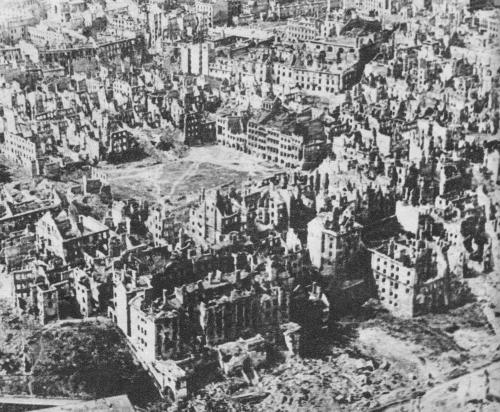 Styczeń 1945 ruiny Warszawy widok na Kanonię i Rynek na Starym Mieście
