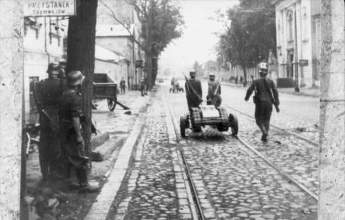 Niemieccy żołnierze prowadzą Goliatha ulicą Powązkowską