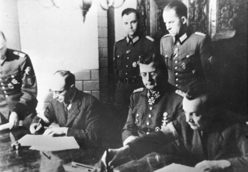 Podpisanie układu o zaprzestaniu działań wojennych w Warszawie. Ożarów Mazowiecki noc z 2 na 3 października 1944